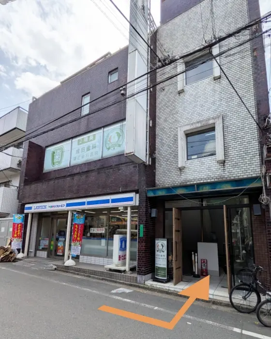 ローソンさんの右側にある大きな扉