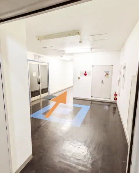 階段を上がると奥に進める通路があります